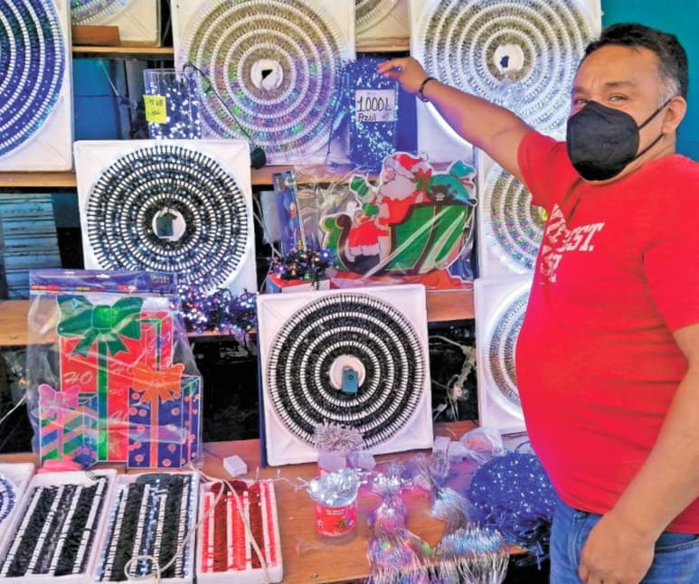 Pese a la caída de ventas que reportan los comerciantes, en algunos de sus pasillos se pudieron observar aglomeraciones de personas. A la romería acudieron familias acompañadas de niños y adultos mayores a realizar sus compras, algunos de ellos incluso no llevaban cubrebocas.
(EL UNIVERSAL)