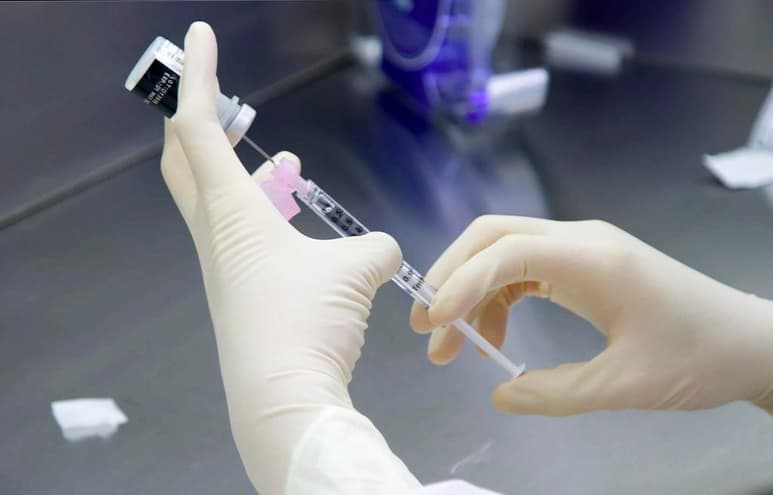La vacuna, elaborada en conjunto por la estadounidense Pfizer y la alemana BioNTech, es la primera en ser aprobada por el la Administración de Medicamentos y Alimentos de Estados Unidos (FDA) y será usada en la mayor campaña de vacunación en la historia del país. Otros países han aprobado la vacuna también, como por ejemplo Gran Bretaña que empezó a vacunar a su población la semana pasada.
(ARCHIVO)