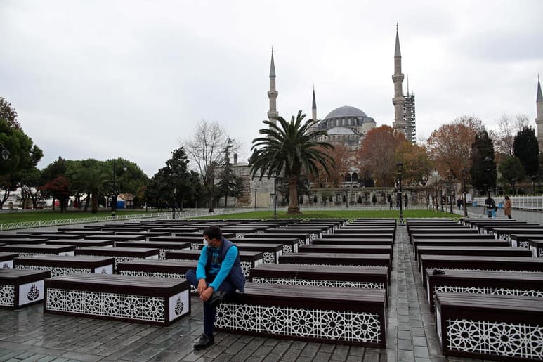 El presidente de Turquía, Recep Tayyip Erdogan, ha anunciado este lunes un toque de queda completo de cuatro días a partir de Nochevieja y hasta la mañana del lunes 4 de enero para ralentizar la expansión de la pandemia de coronavirus. (ARCHIVO)