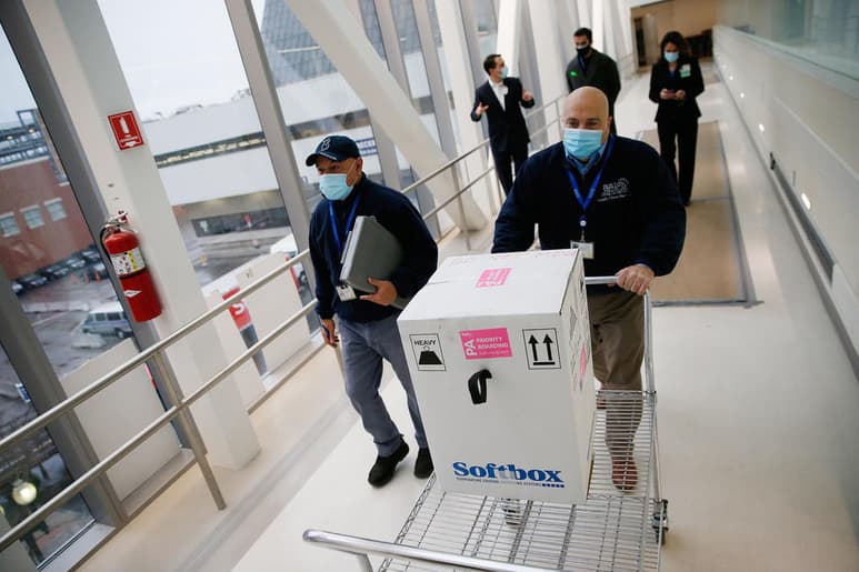 El Gobierno de Estados Unidos ha subrayado este lunes, coincidiendo con el arranque de la campaña de vacunación contra la COVID-19 en el país, que espera poder vacunar a toda la población que lo desee para finales del segundo trimestre de 2021. (EFE)