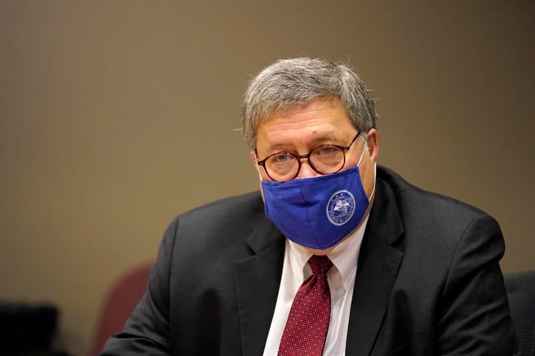 El fiscal general de Estados Unidos, William Barr, dejará su cargo el próximo 23 de diciembre, según anunció en una carta que publicó el presidente saliente, Donald Trump, con el que ha mantenido una tensa relación. (ARCHIVO)