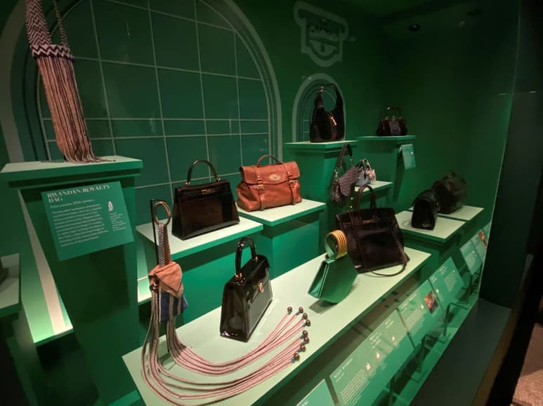 La exposición Bags: Inside Out en el Museo V&A de Londres estará hasta septiembre. (EFE)