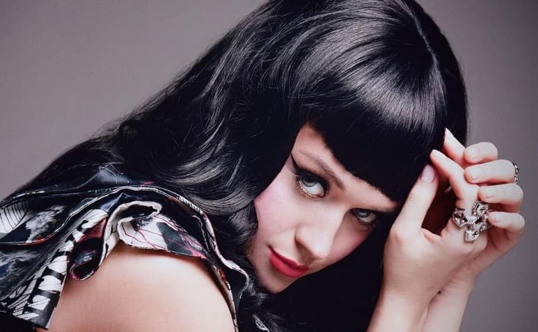 Luego que la cantante Katy Perry sorprendió a sus fans cuando se cambió de look y lució rubia, luego de varios éxitos en los que su cabello negro enamoró a más de uno, ahora la intérprete ha tomado una decisión que ha causado revuelo en redes, pues decidió volver a ser morena. (ESPECIAL)