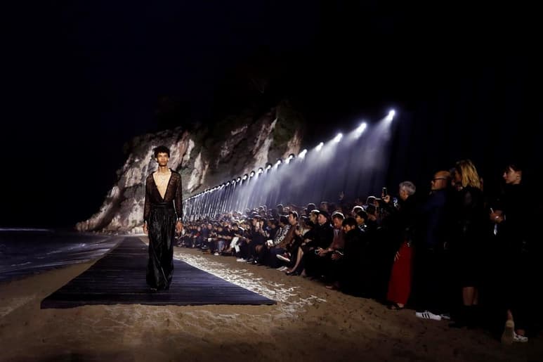 Saint Laurent inició este martes una nueva etapa con su primer desfile fuera del calendario parisino y se sirvió del desierto para presentar su colección primavera-verano 2021, una oda a la libertad de movimiento. (ARCHIVO)