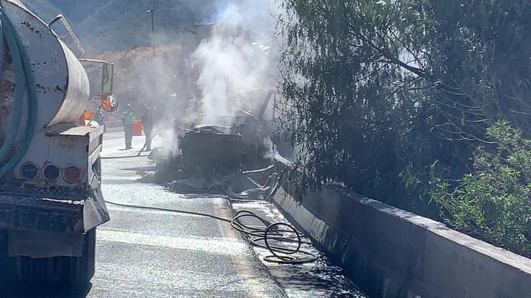 Tras el accidente, la unidad quedó completamente calcinada con pérdida total, donde por fortuna el conductor solo resultó lesionado.
