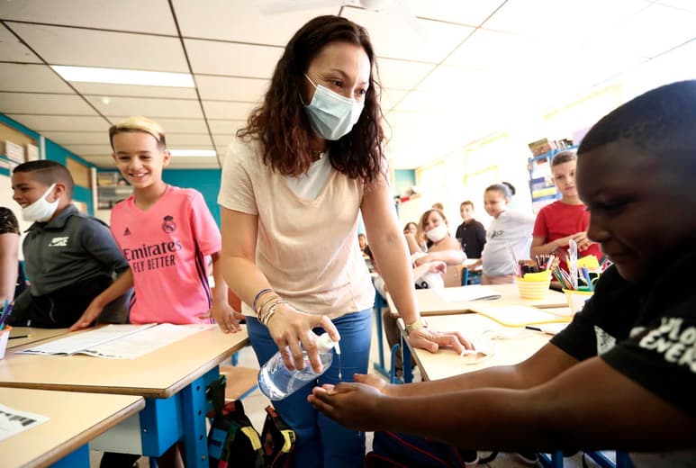El primer ministro francés Jean Castex sugirió el martes que los padres preocupados por la salud de niños vulnerables deberían retirarlos de la escuela el jueves para un período de ocho días de encierro preventivo antes de las reuniones navideñas de la familia. (ARCHIVO)
