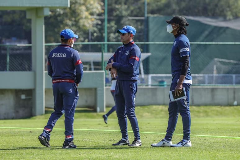 Armando González llegó de rebote a la dirección técnica de Cruz Azul. Apadrinado por Jaime Ordiales, llegó a dirigir la Sub 20 cementera a la que llevó a las semifinales. (ESPECIAL)