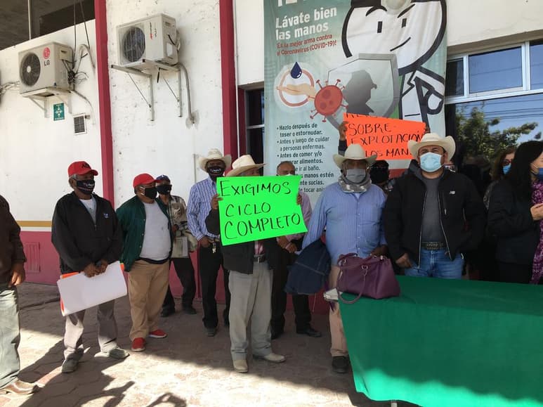 Ejidatarios del Frente Campesino en Defensa de la Tierra y el Agua se manifestaron en el exterior de la Comisión Nacional del Agua (Conagua) para exigir claridad en el proyecto de Agua Saludable para La Laguna. (EL SIGLO DE TORREÓN)