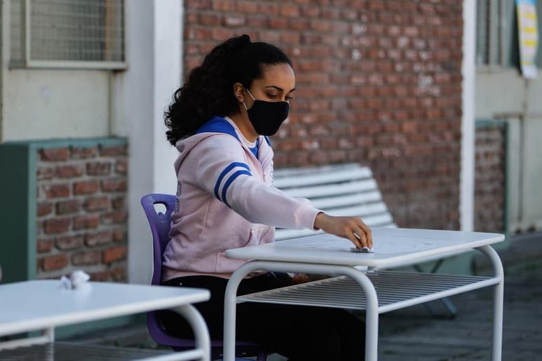 Será hasta que el semáforo epidemiológico cambie a color verde, cuando las autoridades estatales en Durango analizarían la posibilidad de que los miles de estudiantes pudieran regresar a clases presenciales.
(ARCHIVO)