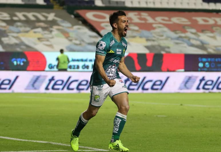 Fernando Navarro no acabó de festejar el título con el León, cuando se sometió a una operación. (ARCHIVO)