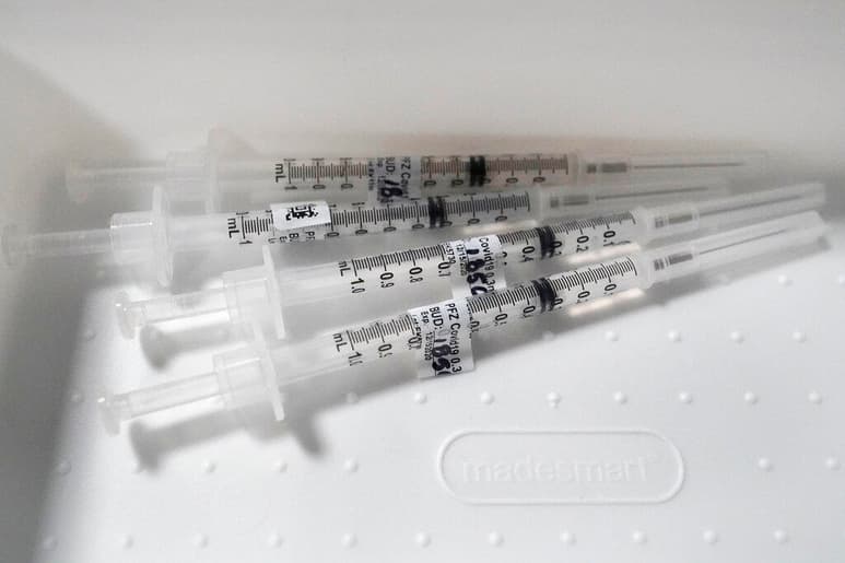 Más de 150 hospitales de Florida recibirán las vacunas contra la COVID-19 la próxima semana, mientras la tasa de positividad en el estado alcanzó este martes el 9.64 %, la más alta en las dos últimas semanas, y se contabilizaron 9,441 casos nuevos de coronavirus. (AGENCIAS)