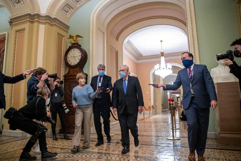 Los principales republicanos en el Capitolio de Estados Unidos trabajaron el martes para mantener bajo control el precio del postergado paquete de ayuda por la pandemia de coronavirus, tratando de prevalecer en una disputa en torno a la ayuda para gobiernos estatales y locales, al tiempo que limitan el costo de los subsidios por desempleo y los pagos directos que buscan los demócratas. (EFE)
