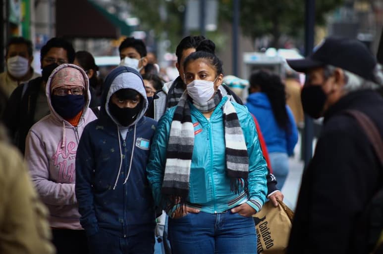 La OMS recuerda que si las reuniones familiares se celebran en un lugar cerrado, es importante limitar el número de personas presentes y ventilar bien para reducir los riesgos.
(ARCHIVO)