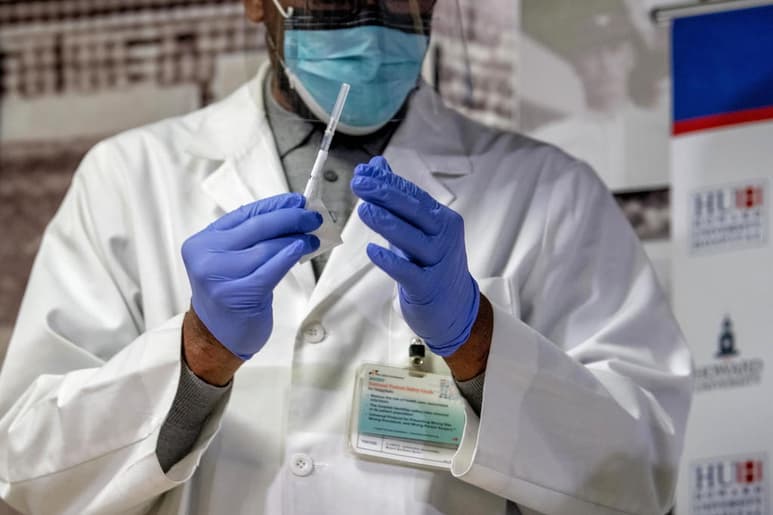 Estados Unidos aseguró este miércoles que tiene contratadas al menos 900 millones de dosis de la vacuna de la COVID-19 y podría aumentar esa cifra hasta 3,000 millones, lo que le garantiza notables 'excedentes' que planea compartir con sus aliados en el mundo. (ARCHIVO)