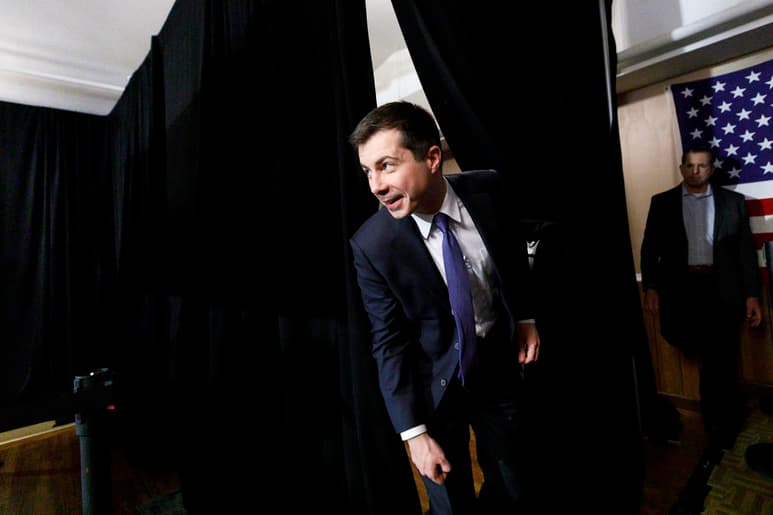 El presidente electo Joe Biden presentó el miércoles a Pete Buttigieg, su rival durante las primarias, como su nominado para secretario de transporte, calificando al exalcalde de 38 años de edad como “una nueva voz, con nuevas ideas que trascienden la política vieja”. (EFE) 