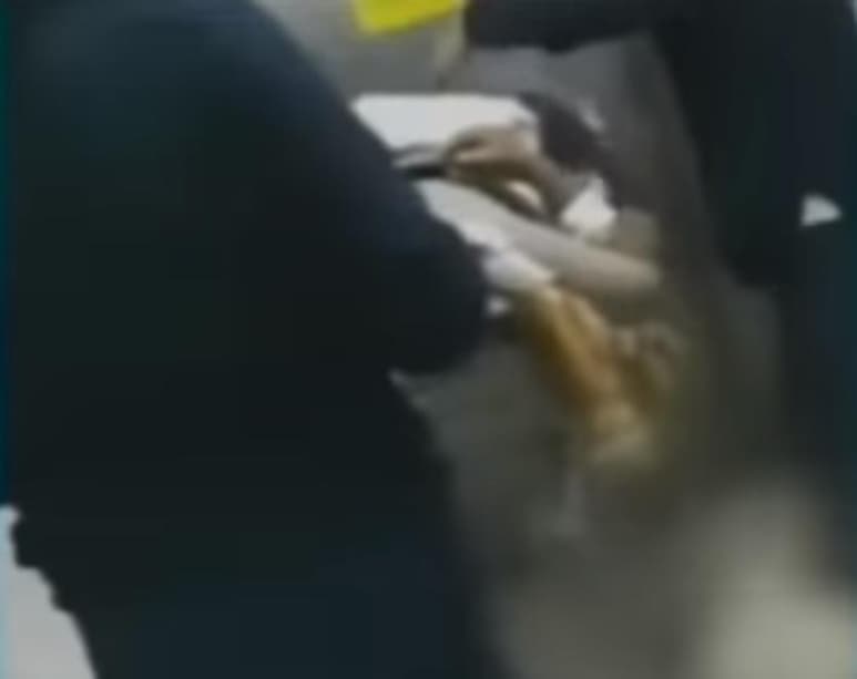 En Bolivia, estremeció el lamentable caso de una enfermera que decidió contestar su teléfono celular durante un parto natural mientras sostenía al recién nacido en brazos. (Especial)