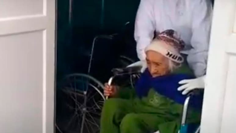 Una anciana peruana de 108 años fue dada de alta este miércoles tras superar la COVID-19, que le obligó a permanecer internada en uno de los hospitales de campaña instalados en Lima para tratar casos sensibles de infectados por el coronavirus. (ESPECIAL)