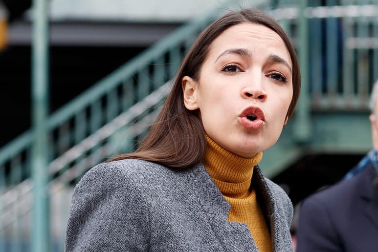 La congresista demócrata Alexandria Ocasio-Cortez cree que tiene que haber un cambio de liderazgo de los demócratas en el Congreso de EUA, y que algunos miembros del nuevo equipo del presidente electo Joe Biden tienen el mismo perfil que espoleó el ascenso de Donald Trump. (ARCHIVO)