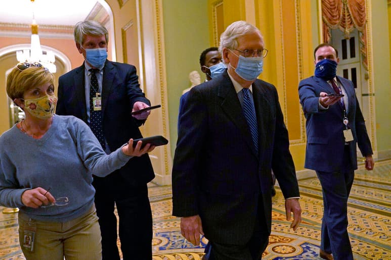 “Logramos un avance importante para concretar un plan bipartidista de asistencia”, declaró a la prensa el líder de la mayoría en el Senado, Mitch McConnell, el miércoles en la mañana. (AGENCIAS)