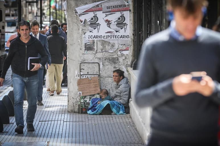 Argentina ha acumulado diez trimestres consecutivos sin crecimiento interanual en el PIB. (EFE)