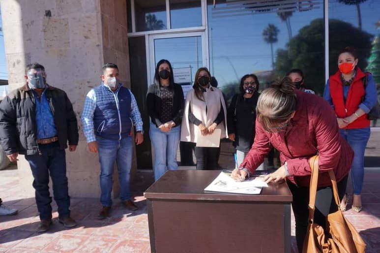 Fueron entregadas las escrituras a los beneficiarios. (EL SIGLO DE TORREÓN)