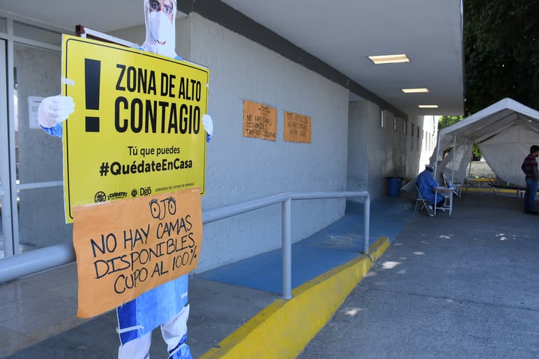 En semanas anteriores se colocaron carteles para informar de la saturación de camas. Hoy la ocupación se encuentra al 80 %.