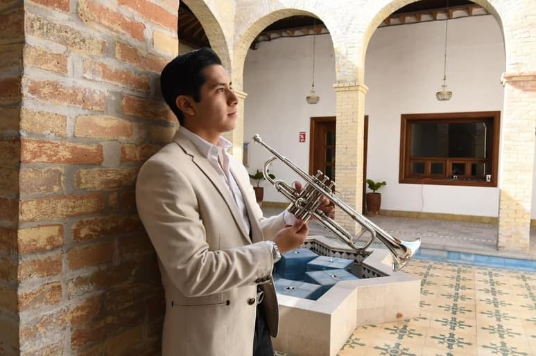 A través de su instrumento, el joven se ha entregado a la música desde los nueve años de edad. (ARCHIVO)