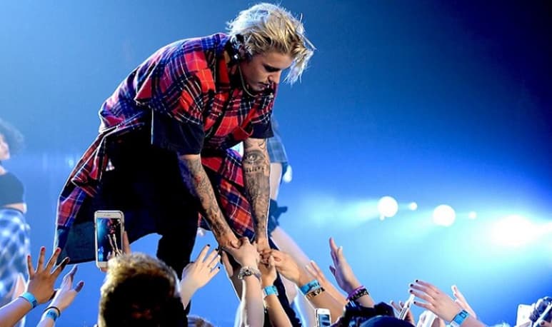 Justin Bieber celebrará su primer concierto en tres años el próximo 31 de diciembre, víspera de Año Nuevo, en un formato en vivo que será emitido a todo el mundo vía streaming para, según sus palabras, 'darle una patada al 2020 juntos de forma segura'. (ESPECIAL)