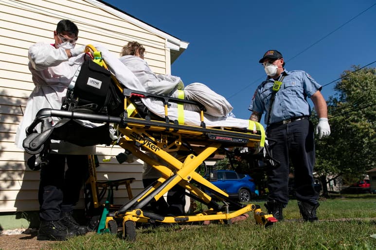 Estados Unidos, el país del mundo más afectado por la pandemia, superó este jueves los 17 millones de casos de OCIVD-19, con más de 307,000 fallecidos. (ARCHIVO)