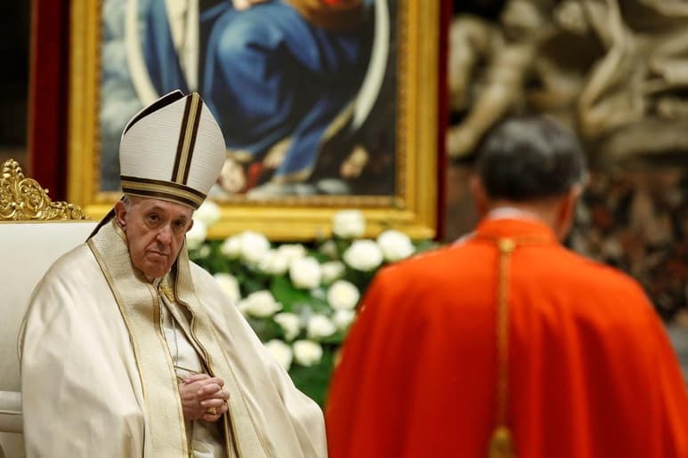 El papa Francisco cumple hoy 84 años y, como es habitual, no habrá celebraciones oficiales y seguirá su agenda normal de trabajo con reuniones de algunos miembros de la Curia y recibiendo felicitaciones de todo el mundo.
(EFE)