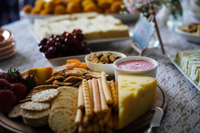 Una tabla de quesos y carnes frías es de los mejores complementos que puedes ofrecer ya que son totalmente personalizables. (ESPECIAL)