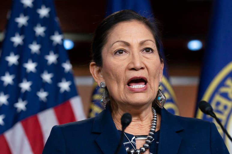 Joe Biden, eligió a la legisladora Deb Haaland para dirigir el Departamento de Interior, en una elección histórica para la cartera encargada de administrar los recursos naturales del país, incluidos los territorios tribales, adelantaron este jueves medios locales. (AGENCIAS)
