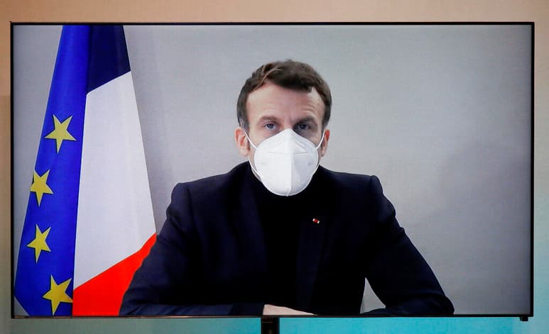 El presidente de Francia, Emmanuel Macron, positivo por coronavirus, tiene tos, fiebre y cansancio y pasará el periodo de cuarentena en la residencia oficial de La Lanterne, anexa al palacio de Versalles, mientras que su mujer, Brigitte, que ha dado negativo, sigue en el Elíseo, indicó la Presidencia. (AGENCIAS)