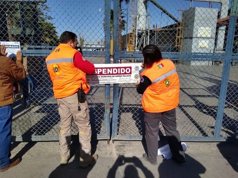 El Ayuntamiento de Gómez Palacio clausuró la empresa fundidora 'Fabricaciones Especializadas S.A. de C.V.', ubicada en el ejido San Sebastián, tras operar sin licencia vigente desde 2018 y por incumplir con lineamientos en materia de seguridad y ecología. (DIANA GONZÁLEZ)
