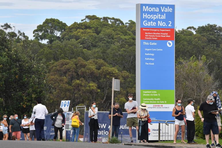 Un rebrote de la COVID-19 en Sídney, la ciudad más poblada de Australia, motivó que varios estados del país impongan restricciones en sus fronteras internas a pocos días de la principal temporada de vacaciones veraniegas. (ARCHIVO)