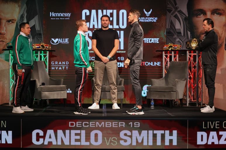 Una gran diferencia de estaturas se observa entre Saúl Álvarez (i) y Callum Smith, que se enfrentarán mañana en el Alamodome.