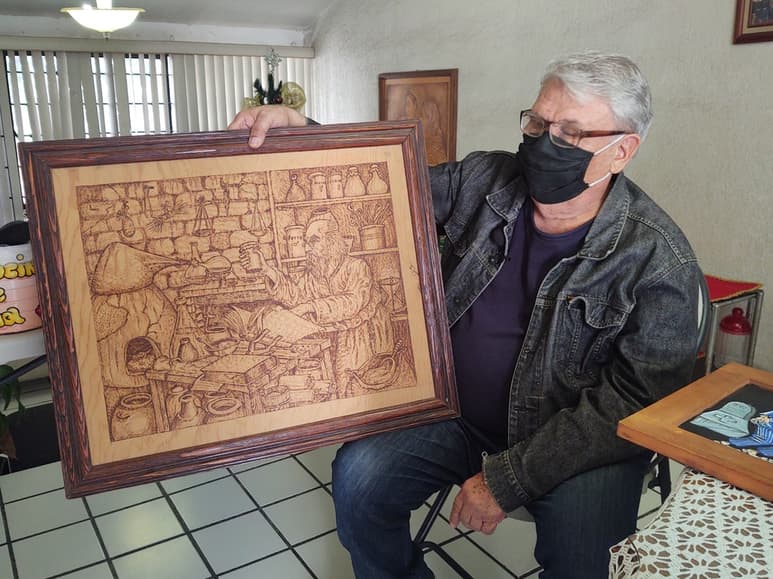 Obra. El alquimista es una de las creaciones de Floriuk, quien tras el debilitamiento de su vista se dedicó a otras artesanías.