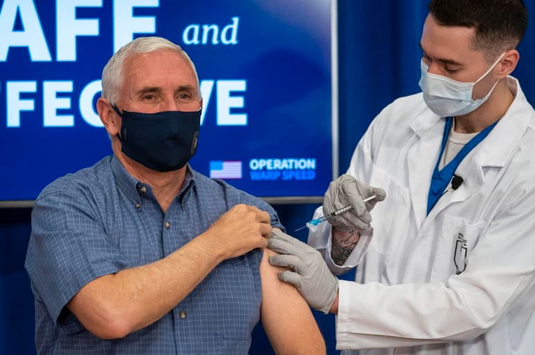 Pence dijo que la velocidad con que se fabricó la vacuna fue “un milagro médico”. (EFE)