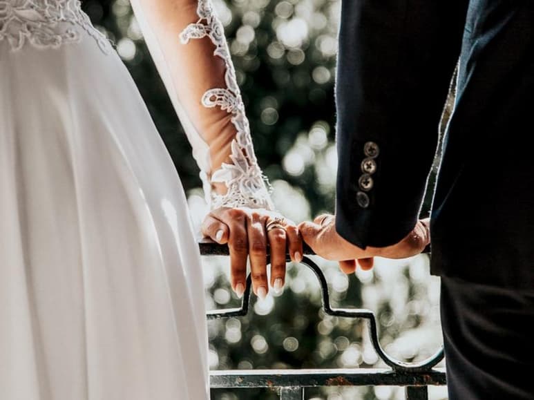 La fotógrafa del evento cuenta la historia y surge una ola de repulsión por el novio y su familia. (INTERNET)
