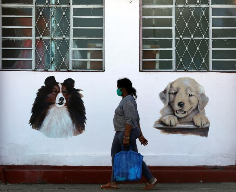 Cuba confirmó este viernes 122 nuevos casos positivos de la COVID-19, la cuarta vez en este mes que el recuento diario sobre la enfermedad supera el centenar, una tendencia al alza marcada por los casos importados tras la reapertura de las fronteras de la isla. (ARCHIVO)