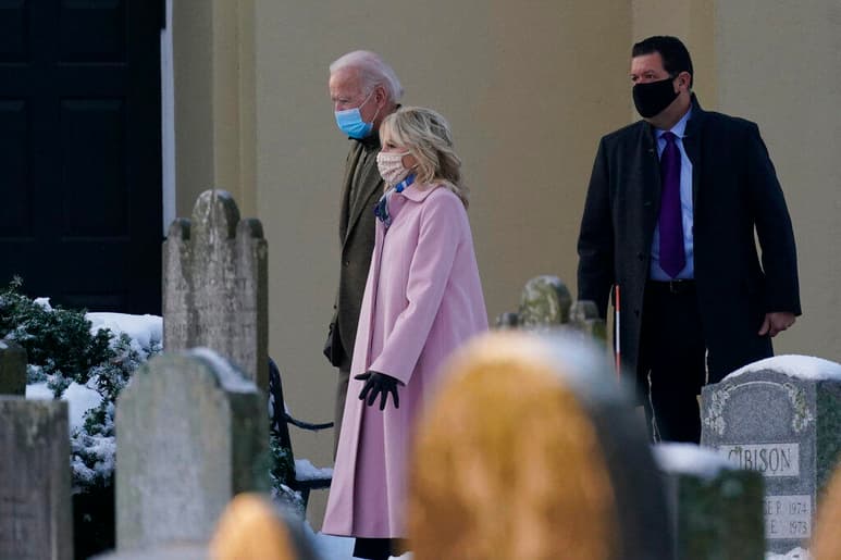 El presidente electo Joe Biden y su esposa, Jill, recibirán su primera dosis de la vacuna contra el coronavirus el lunes, informó el viernes su secretaria de prensa, Jen Psaki. (AGENCIAS / AP)