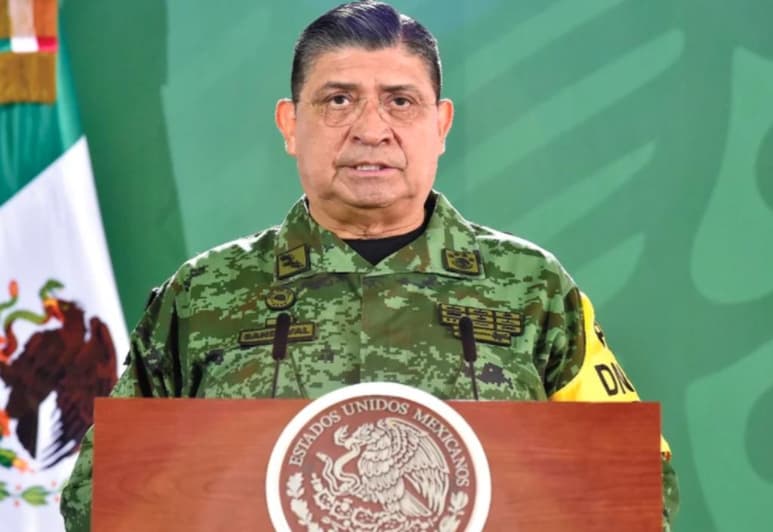 En Palacio Nacional, el general Sandoval indicó que para la erradicación de plantíos ilícitos participan 8 mil 470 hombres realizando reconocimientos aéreos y terrestres en las áreas de incidencia, las cuales se localizan en los estados de Chihuahua, Durango, Sinaloa y Guerrero.
(ARCHIVO)