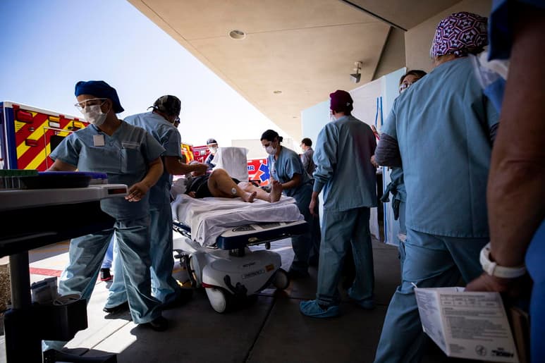El número de muertes por coronavirus en California alcanzó otro hito aterrador y muchos de sus hospitales se están quedando sin camas y equipos para tratar los casos más graves. (ARCHIVO)