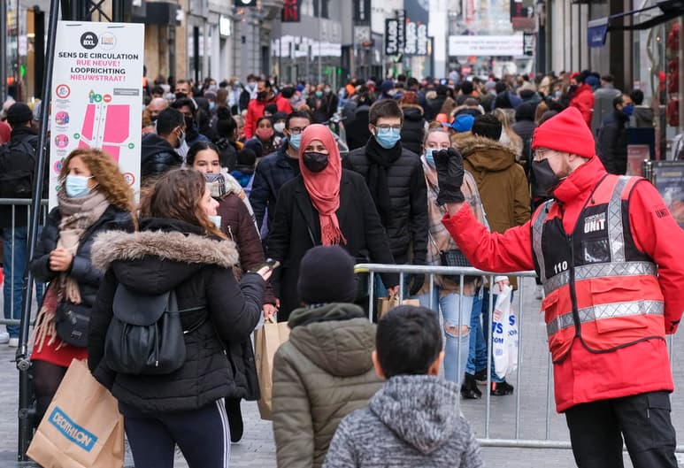 Bélgica anunció este viernes que no endurecerá sus medidas contra el coronavirus de cara a las Navidades, pero las autoridades serán más estrictas en su control y en particular en hacer respetar los siete días de cuarentena obligatoria con test PCR al quinto para quienes entren al país. (ARCHIVO)