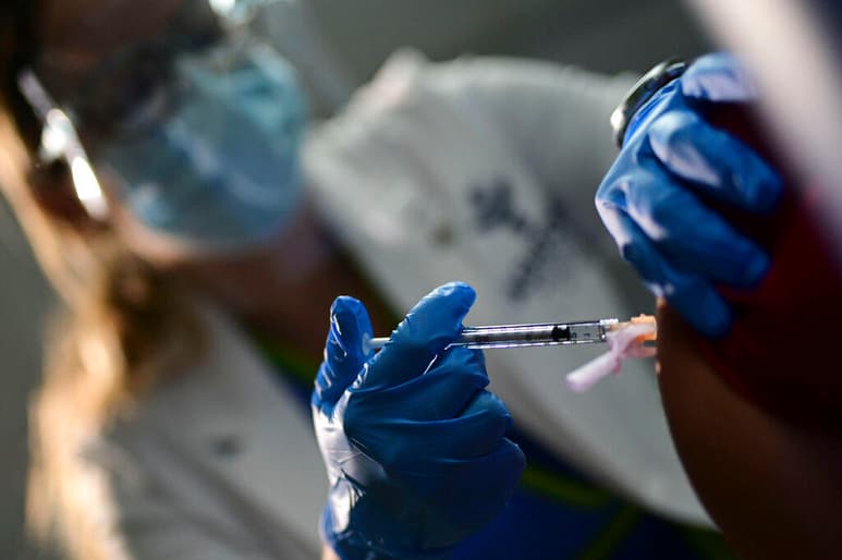 Un nuevo estudio asegura que una cuarta parte de la población mundial, no tendrá acceso garantizado a la vacuna contra el SARS-CoV-2, sino hasta el 2022. (AGENCIAS / AP)