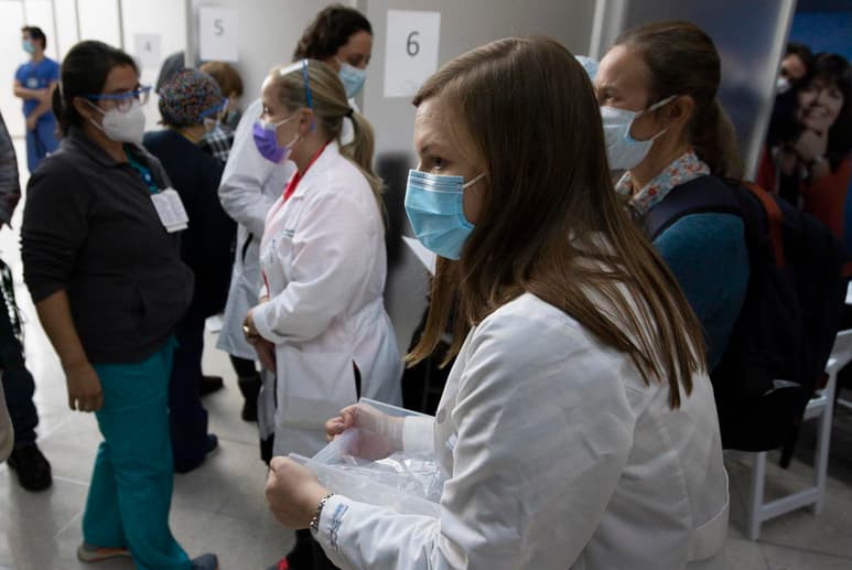 Una trabajadora del sector sanitario de Alaska (EUA) sufrió una grave reacción alérgica tras recibir la vacuna contra la COVID-19 de la farmacéutica Pfizer, el tercer caso de anafilaxis en ese estado en lo que va de semana y el segundo que requiere hospitalización. (ARCHIVO)