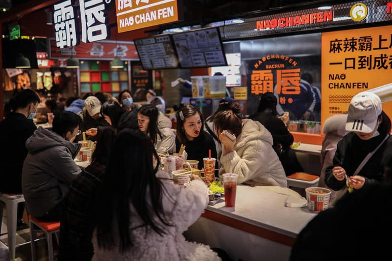 La Comisión Nacional de Sanidad de China informó hoy de que el país asiático diagnosticó 17 nuevos positivos del coronavirus SARS-CoV-2 este viernes, tres de ellos por contagio local y 14 procedentes del extranjero. (ARCHIVO)