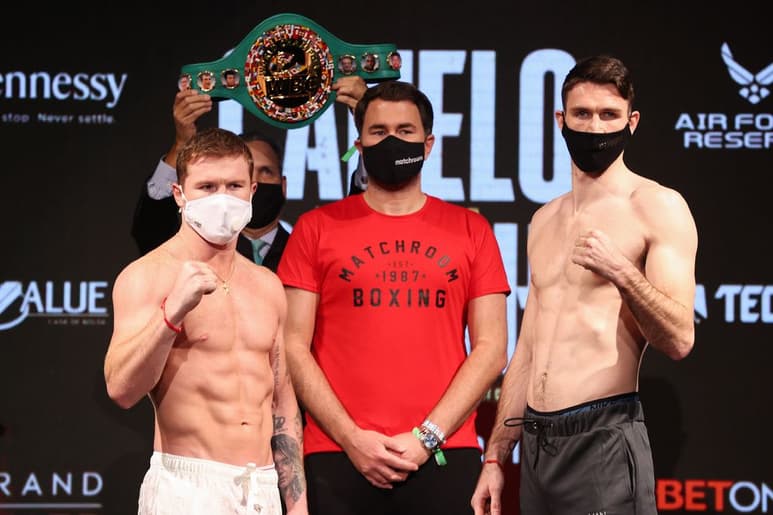 Saúl 'Canelo' Álvarez (i) y el británico Callum Smith superaron la báscula ayer, ambos boxeadores detuvieron la romana en 168 libras.