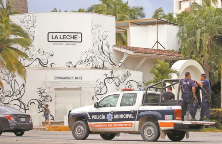 A unos metros del bar Distrito 5, donde fue asesinado el exgobernador de Jalisco, el priista Aristóteles Sandoval Díaz, se encuentra el restaurante La Leche, en el que secuestraron a los hijos de Joaquín El Chapo Guzmán, hace cuatro años.
(ARCHIVO)