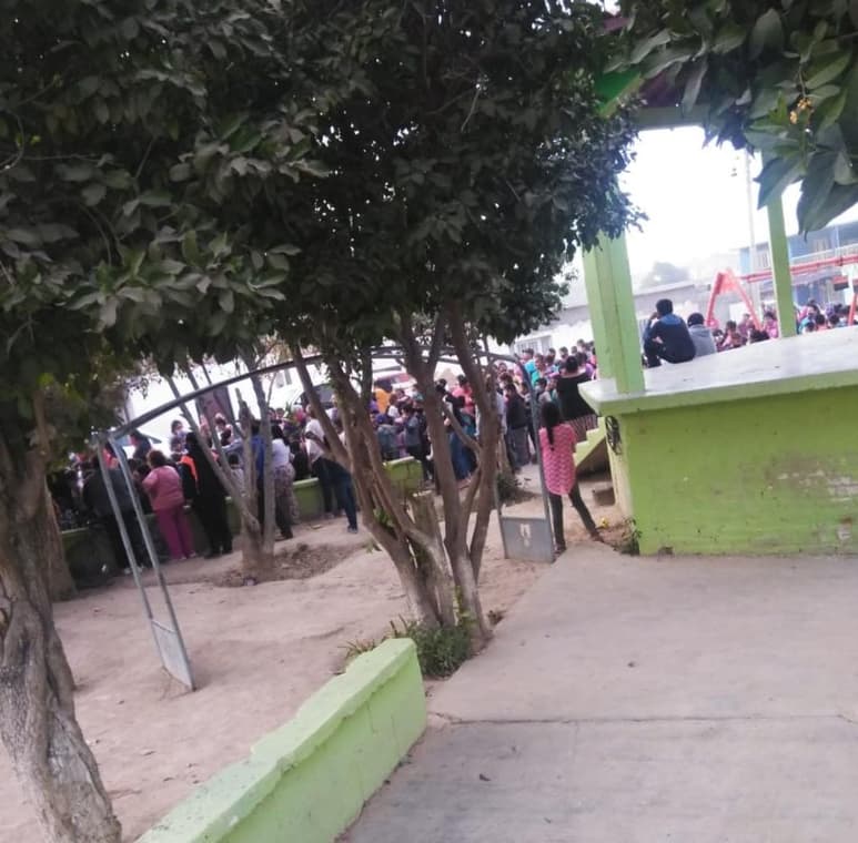 Ayer viernes se organizó la reunión en el poblado Sapioriz, donde hubo decenas de niños, madres de familia y otras personas que se congregaron sin la distancia social, o sana distancia, lo que pone en riesgo a toda la comunidad de contraer el COVID.
(EL SIGLO DE TORREÓN)